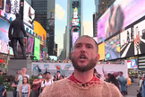 Phillip Blair prega na Times Square, em Nova York. (Captura de tela/Torch of Christ Ministries)