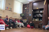 Os voluntários da Orphan's Promise ajudam refugiados na cidade ocupada de Berdyansk, na Ucrânia. (Captura de tela/CBN News)