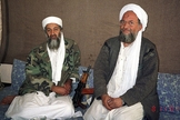 Osama bin Laden ao lado de seu conselheiro Ayman al-Zawahiri durante uma entrevista ao jornalista paquistanês Hamid Mir. (Foto: Hamid Mir/Creative Commons)