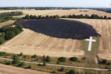 A cruz de Lenham ficou intacta após o incêndio queimar vários hectares de terras. (Foto: Captura de Tela/Independent TV).