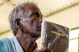 Indiano segura uma nova Bíblia. (Foto ilustrativa: IMB)