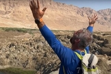 Slomi Lobaton agradece a Deus diante de um bolaine de água doce que, segundo ele, é parte da profecia cumprida. (Foto: Captura de tela/YouTube Israel com Aline)