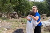 Carolyn, da equipe Billy Graham, abraça Sarah no momento em que ela aceita Jesus. (Foto: Reprodução/Billy Graham Evangelistic Association)