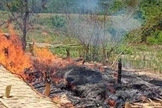 Casa de uma família cristã totalmente destruída pelo fogo. (Foto: Portas Abertas)