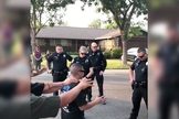 Integrantes da Victory Outreach oram pelos policiais nas ruas. (Captura de tela/Instagram/Victory Outreach Stockton)