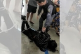 Jovem detido por policiais. (Foto: Captura de tela/Vídeo/A Gazeta)