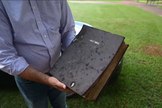 A Bíblia de 180 anos da Igreja Presbiteriana College Hill sobreviveu ao fogo. (Foto: Reprodução/YouTube/ABC24 Memphis).