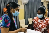 Cristãos atendem comunidade carente no Sri Lanka. (Foto: Reprodução/Open Doors USA)
