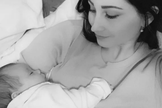 Melinda amamentando seu bebê. (Foto: Gofundme)