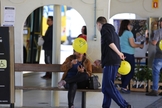 Estudante entrega balão e conversa com passageira no terminal de ônibus. Alunas posam para foto durante mobilização em semáforos. (Foto: Paulo Ribeiro)
