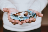 Os pesquisadores do estudo supõem que o dízimo não é bem ensinado nas igrejas. (Foto: Imagem ilustrativa/Unsplash/Christian Dubovan).