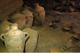 Vasos encontrados na caverna de 3.300 anos no Parque Nacional Palmachim. (Foto: Captura de tela/IAA)