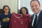 Rosilande (à esquerda) com uma das pessoas que foi batizada em 2022. (Foto: Arquivo pessoal/Notícias Adventistas).