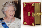 Rainha Elizabeth II e o Livro de orações da Rainha Victoria. (Foto: Instagram/Royal Collection Trust)