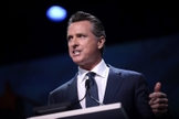 Gavin Newsom oferece aborto a mulheres de estados onde a prática é proibida. (Foto: Flickr/Gage Skidmore).