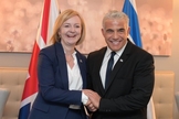 A primeira-ministra britânica Liz Truss e o premiê israelense Yair Lapid, durante Assembleia Geral da ONU. (Foto: Twitter/Yair Lapid/Avi Ohion, L.A.M.)