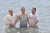 Batismo em praia da China. (Foto: China Aid)
