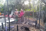 Família diante da casa incendiada. (Foto: Open Doors)