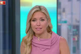 Ainsley Earhardt durante apresentação na Fox News. (Captura de tela/The Daily Show with Trevor Noah)