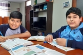 Joshua e Leandro, estudando a lição “Eu Creio”. (Foto: Reprodução/Notícias Adventistas/Emelina Ruiz)