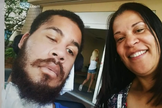 Drew e sua mãe Yolanda. (Foto: Reprodução/First Coast News).