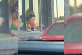 Carrie foi flagrada orando no drive-thru da famosa rede de cafés, nos EUA. (Foto: Facebook/Tanya Hinsley).