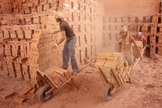 Trabalho escravo em olaria de Uttar Pradesh, Índia. (Foto: Flickr/ILO Asia-Pacific)