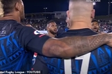 Os atletas dos times da Austrália e de Fuji se juntaram em um círculo de oração. (Foto: Reprodução/YouTube/National Rugby League). 
