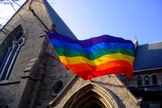 Igreja com bandeira LGBT. (Foto representativa; Flickr/Brian Talbot)