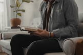Apenas 29% afirmaram que é a Bíblia que deveria ser a regra moral a ser seguida nos EUA. (Foto: Imagem ilustrativa/Unsplash/Aaron Owens).