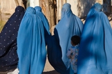 Mulheres de burca com seus filhos em Herat, Afeganistão. (Foto: Wikimedia Commons/Arnesen)