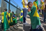 Manifestantes ajoelhados orando pelo Brasil. (Foto: Francielle Gentil/Instagram)