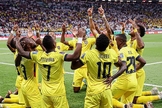 Jogadores equatorianos ajoelhados no estádio Al Bayt. (Foto: Federación Ecuatoriana de Fútbol/Instagram)