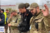Sobreviventes ucranianos oram e agradecem a Deus pela desocupação russa na cidade de Kherson. (Foto: Captura de tela/Vídeo CBN News)