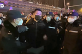 Em ato raro, chineses fazem protestos em massa. (Foto: Reprodução/YouTube/DW News)