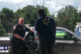 Policial Dennis Rowe deu sua bicicleta a Craig Magby. (Foto: Reprodução/Fox5)