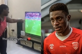 Dee, a mãe do jogador Sam Adekugbe, louvou a Deus ao vê-lo entrar em campo. (Foto: Reprodução/Twitter/Ahmed Yusuf/Wikimedia Commons/Fexedita).