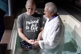 O pastor sênior Steve James realiza um batismo na Trinity Baptist Church em Lake Charles.﻿ (Foto: Reprodução/Trinity Baptist Church/BP)