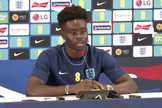 Bukayo Saka falando à imprensa no Catar. (Foto: Captura de Tela/YouTube/The Independent)