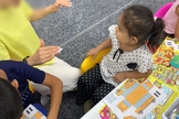 Uma das crianças apoiadas pelo projeto para surdos cristãos. (Foto: Captura de tela/YouTube Portas Abertas)