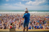 O batismo da Primeira Igreja Batista do Brasil reuniu uma multidão na praia de Jaguaribe. (Foto: Instagram/PIB do Brasil).