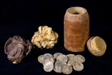 Moedas de prata encontradas dentro de um vaso de madeira no deserto da Judeia. (Foto: Dafna Gazit/Autoridade de Antiguidades de Israel)