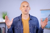 Jesse conheceu o Evangelho através de um professor não cristão na universidade. (Foto: Reprodução/YouTube/Jesse Bradley).
