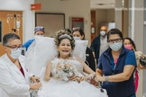Norina e Ray Navarro se casaram em hospital nos EUA. (Fonte: Martin Hernandez/KHOU via CNN)