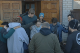 Missionários oram com ucranianos em meio ao sofrimento pela guerra. (Captura de tela/YouTube/ A Jesus Mission)
