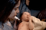 Cena representativa de Maria com seu filho Jesus, ainda bebê. (Foto: FreeBible)