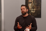 Viciado em drogas e álcool, Rick Scadden se reconciliou com Deus. (Foto: Reprodução/ YouTube/Colorado Prays).