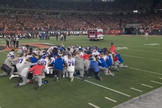 O time do Buffalo Bills orou em campo por Damar Hamlin, enquanto ele era socorrido. (Foto: Reprodução/ESPN).