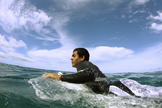O brasileiro Derek Rabelo, de 29 anos, se tornou o surfista cego que pegou a maior onda até hoje. (Foto: Reprodução/YouTube/Movies Change People).