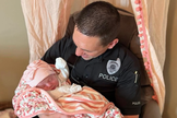 Bruce Faltynski com sua filha adotada, Myah. (Foto: Reprodução WDRB/Cedida por Shelby Faltynski